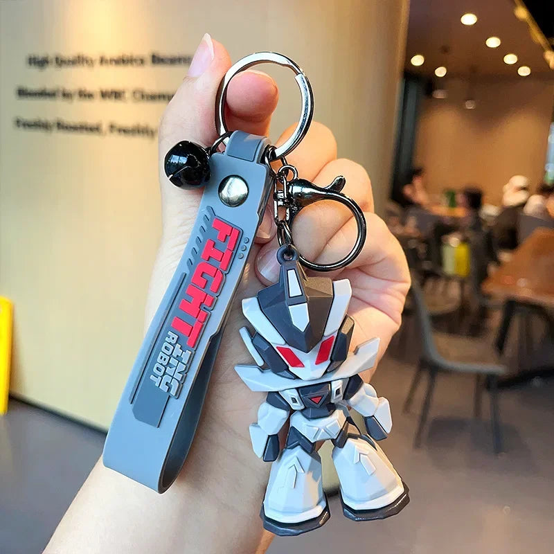 Porte-clés robot gris style chibi, yeux rouges, décor moderne, main tenant l’objet – Transformers.