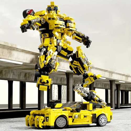 Jouet robot jaune transformable en voiture, style bloc de construction, posé sur un parking – Transformers.