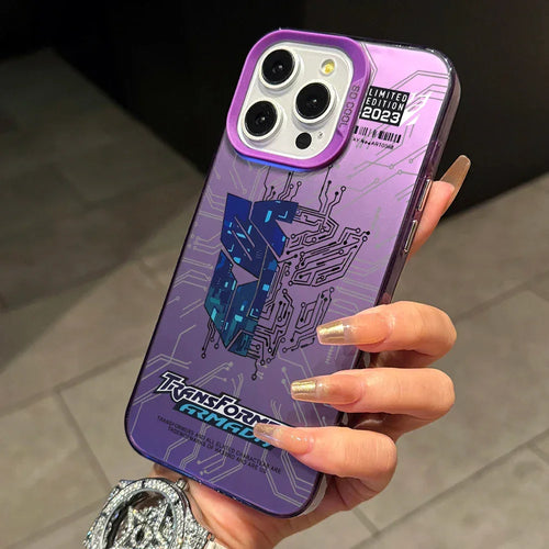Coque iPhone violette Transformers avec circuits imprimés, logo stylisé, main manucurée – Transformers.