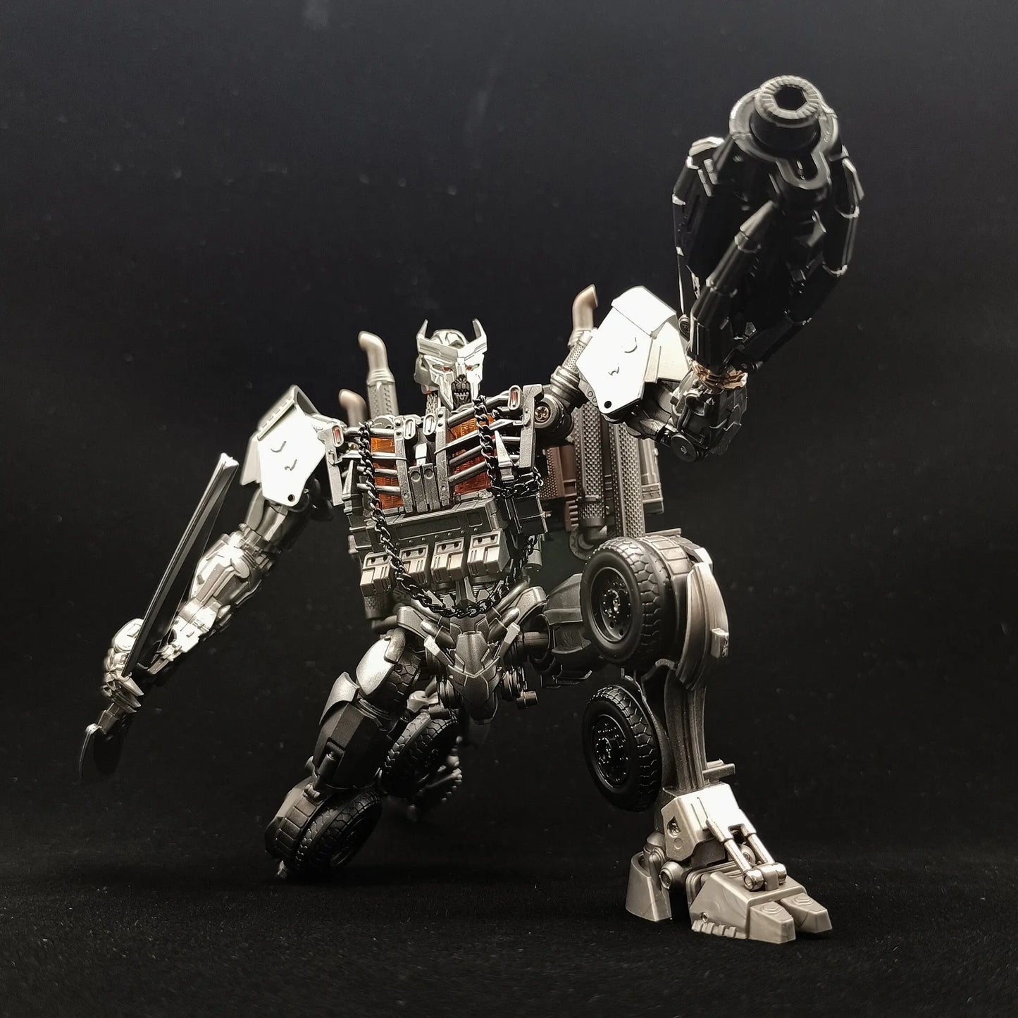 Figura Transformers Scourge Espada Desenvainada TW1031 — Combate Cromado Modo Semirremolque