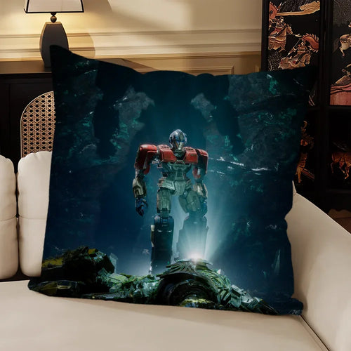 Housse de coussin décorative avec robot Optimus Prime debout, fond sombre et lumineux – Transformers.