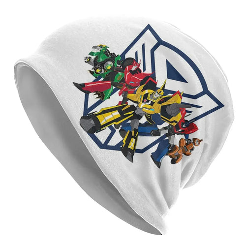 Bonnet blanc avec personnages Transformers colorés, logo bleu en arrière-plan, style dessin animé – Transformers.