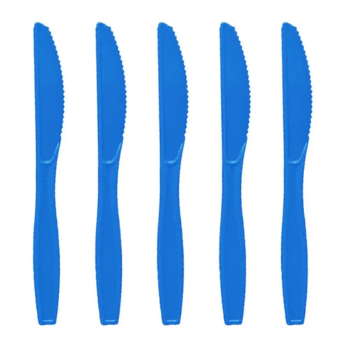 Cinq couteaux en plastique bleu alignés sur fond blanc, ustensile jetable – Transformers.