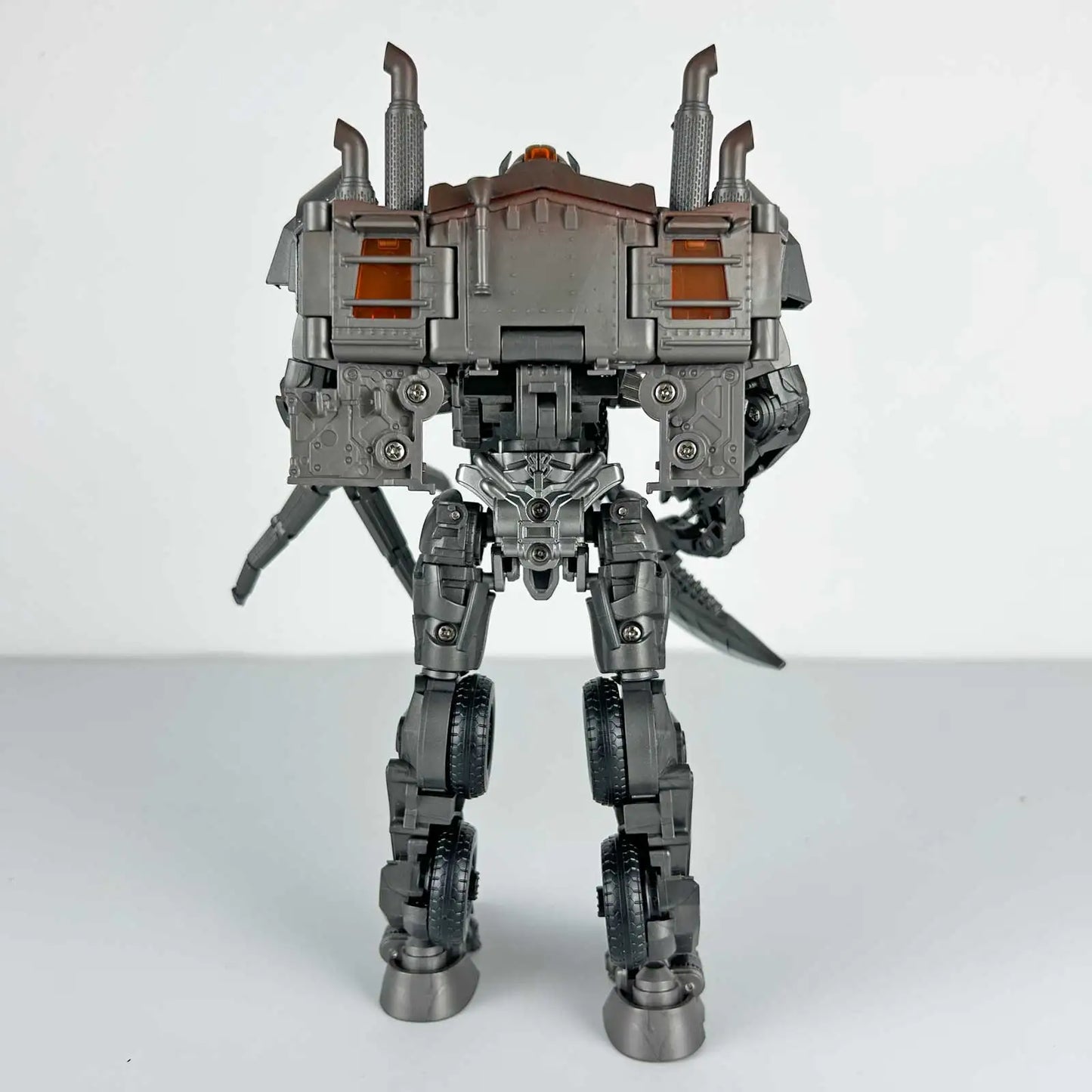 Figura Transformers Scourge Studio Series 18 cm — Set de accesorios blanco y gris