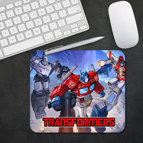 Tapis de souris avec Optimus Prime, Megatron et Starscream en action sur fond bleu – Transformers.