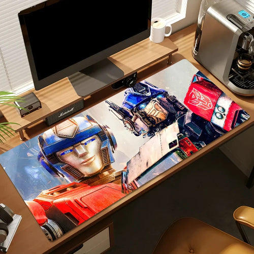Tapis de souris large avec deux robots Transformers colorés sur un bureau en bois moderne – Transformers.