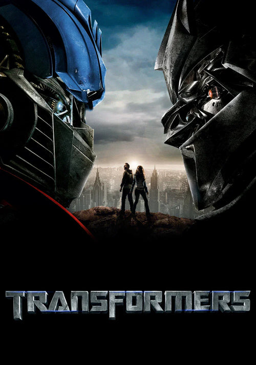 Affiche de film Transformers avec deux robots géants face à face, humains debout sur une colline, ville en arrière-plan – Transformers.