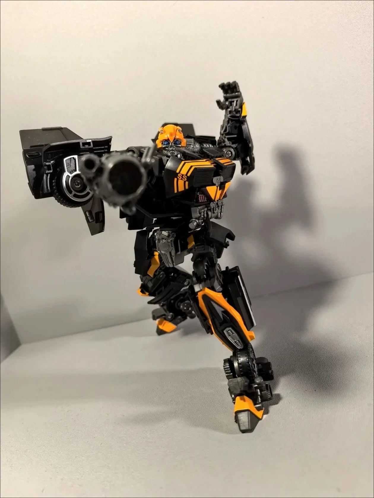 Figura Transformers Bumblebee Black Bee TW1038 — Edición Guerrero Negro y Naranja