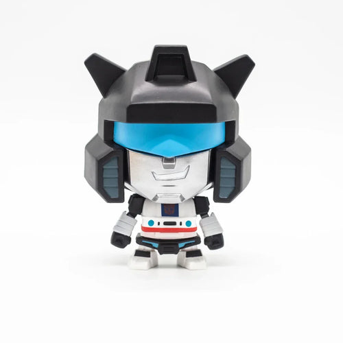 Figurine chibi robot argenté et noir, visière bleue, sur fond blanc – Transformers.