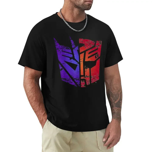 Homme portant un t-shirt noir avec logo bicolore stylisé Transformers, look décontracté – Transformers.