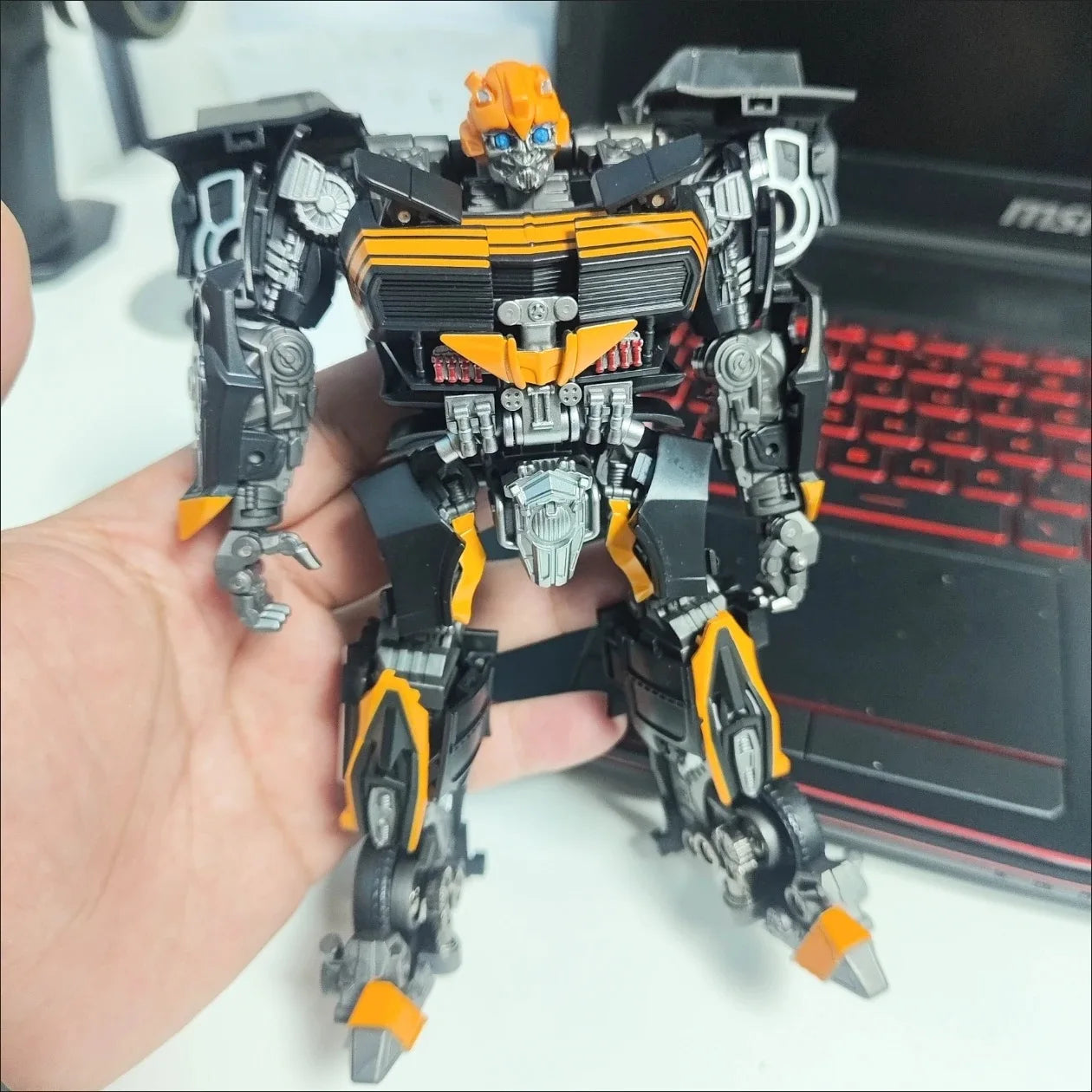 Figura Transformers Bumblebee Black Bee TW1038 — Edición Guerrero Negro y Naranja