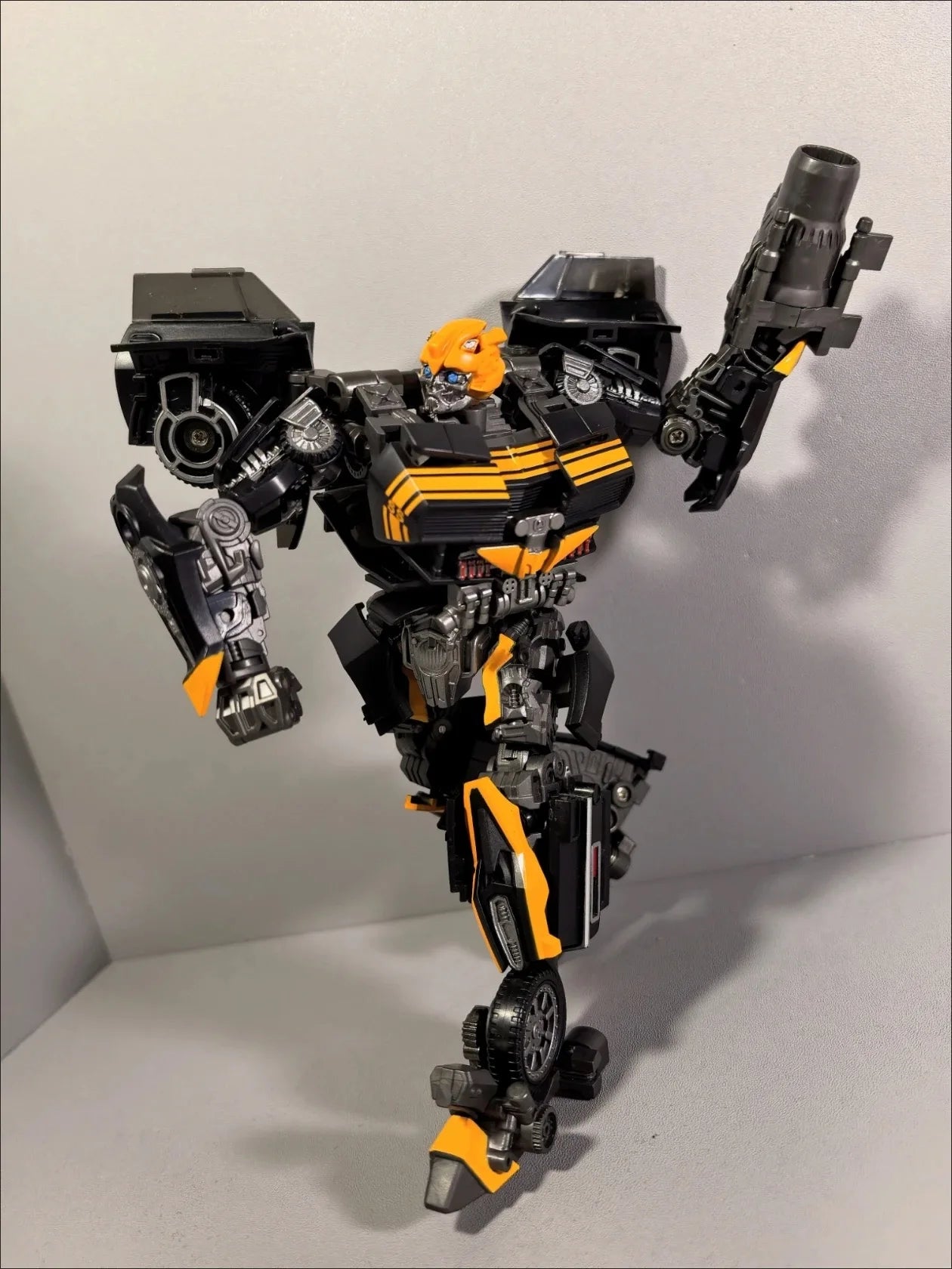 Figura Transformers Bumblebee Black Bee TW1038 — Edición Guerrero Negro y Naranja